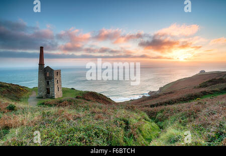 A beautiful sunset over Rinsey Head on the Cornwall Coast with the Wheal Prosper Mine engine house perched on the cliffs Foto Stock