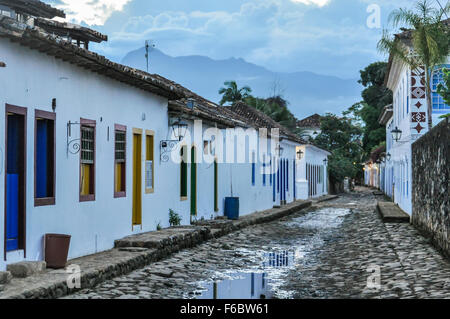 Sera street view nella vecchia città coloniale di Paraty in Brasile Foto Stock