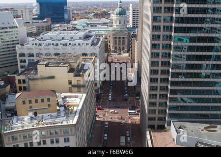 Vista ad alto livello di strade, alberghi ed edifici per uffici nel centro di Indianapolis. Foto Stock