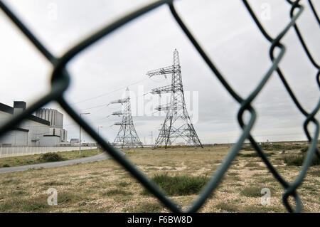 Tralicci di energia elettrica in corrispondenza di Dungeness Centrale Nucleare, Kent, England, Regno Unito Foto Stock