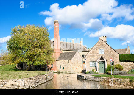 Il Vecchio Mulino in Lower Slaughter, Cotswolds, Gloucestershire, England, Regno Unito Foto Stock