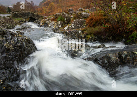 Barrow Beck nel flusso completo a ponte Ashness nel distretto del lago, Cumbria Inghilterra REGNO UNITO Foto Stock