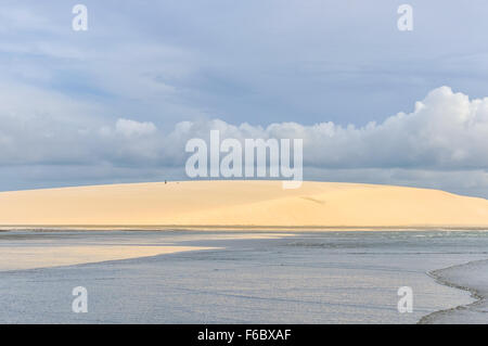 Le dune di sabbia in riva al mare al tramonto in Jericoacoara, Brasile Foto Stock