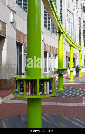 Rubrica pubblica di prestiti in Indianapolis Public Library, centro di Indy. Foto Stock