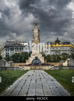 Obelisco sovietico che commemora la liberazione della città dall'Armata Rossa nel 1945, Piazza Libertà, Budapest, Ungheria, Europa Foto Stock