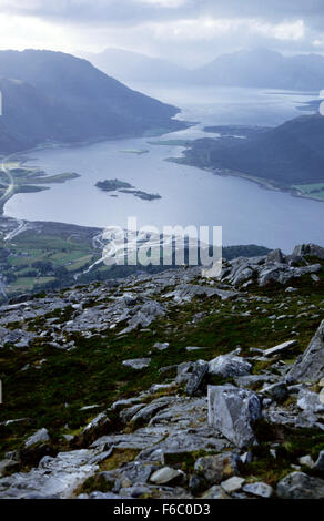 Vista del lago di Loch Leven guardando ad ovest dal Pap of Glencoe. Foto Stock