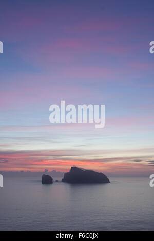 Sunrise silhouette dell isola di Boreray in St Kilda arcipelago, Regno Unito Foto Stock