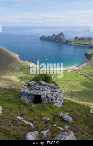 Vista Collina di Villaggio Baia, St Kilda, Scozia, con un'antica struttura stalattite chiamato 'cleit' in primo piano. Foto Stock