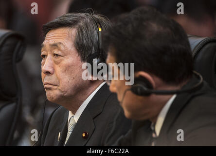 Manila, Filippine. Xvi Nov, 2015. In Giappone il ministro dell economia Motoo Hayashi (L) assiste la cooperazione economica Asia-Pacifico (APEC) Riunione ministeriale a Manila nelle Filippine, su nov. 16, 2015. I ministri dell'APEC attribuito importanza alla crescita inclusiva e ha sottolineato il servizio ruolo del settore nel pilotare la crescita economica nella regione. Credito: Lui Siu Wai/Xinhua/Alamy Live News Foto Stock