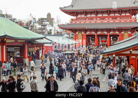 La folla di popolo giapponese a piedi attorno al più famoso sensoji tempio buddista di Tempio di Asakusa,tokyo. Foto Stock