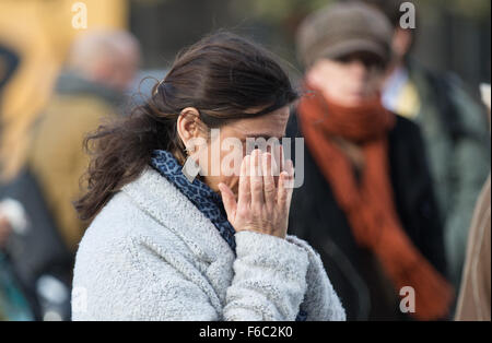 Parigi, Francia. Xvi Nov, 2015. Una donna che piange durante un minuto di silenzio di lutto per le vittime degli attacchi terroristici in?Parigi, Francia, su nov. 16, 2015. Credito: Xu Jinquan/Xinhua/Alamy Live News Foto Stock