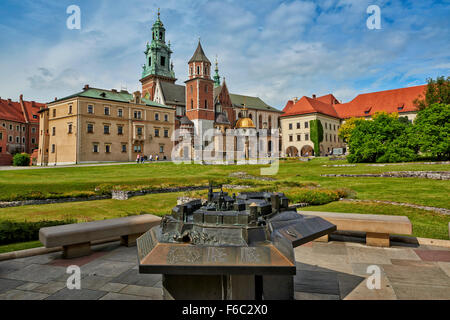 Cattedrale di Wawel e il Castello Reale e il modello di fronte, Cracow Polonia Foto Stock