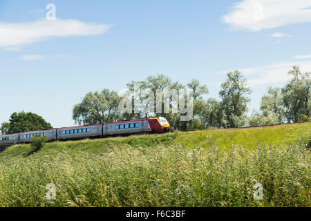 Una Vergine Voyager quattro pullman express treno passa pur aperta campagna vicino a Worleston, Cheshire. Foto Stock
