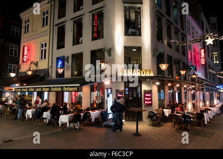 Ristorante Mamarosa Pavement la domenica sera a metà novembre sulla strada pedonale decorata a Natale Strøget a Copenhagen. Vista sulla strada. Iogge. Foto Stock