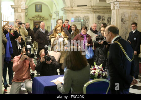 Belfast, Regno Unito. Xvi Nov, 2015. I membri della stampa e della popolazione locale fotografare persone a firmare il libro di condoglianze per coloro i quali che sono stati uccisi durante gli attacchi di Parigi venerdì scorso Novembre 13, in corrispondenza del Belfast City Hall, lunedì novembre 16th, 2015. Libro di condoglianze hanno aperto a Belfast, Derry e Dublino per le vittime. Le persone si sono riunite per un minuto di silenzio a 11am tra Irlanda del Nord e della Repubblica di Irlanda a tempo con il 12.00 minuti di silenzio in Europa. Credito: Paolo McErlane/Alamy Live News Foto Stock