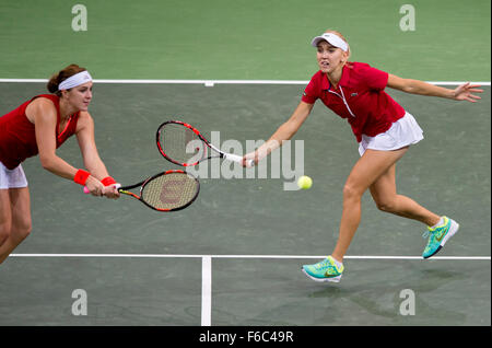 Praga, Repubblica Ceca. Xv Nov, 2015. La Russia giocatori di squadra Anastasia Pavlyuchenkova (sinistra) e Elena Vesnina in azione durante il loro raddoppia Fed Cup tennis match finale tra la Repubblica ceca e la Russia a Praga, Repubblica ceca, 15 novembre 2015. © Vit Simanek/CTK foto/Alamy Live News Foto Stock