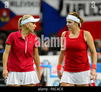 Praga, Repubblica Ceca. Xv Nov, 2015. In Russia la Elena Vesnina, sinistra, guarda sul suo compagno di squadra Anastasia Pavlyuchenkova, destra durante la loro raddoppia Fed Cup tennis match finale tra la Repubblica ceca e la Russia a Praga, Repubblica ceca, 15 novembre 2015. © Michal Kamaryt/CTK foto/Alamy Live News Foto Stock