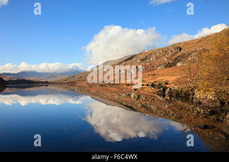Riflessioni sul lago di Llynnau Mymbyr in valle con vista su Snowdon Horseshoe nel Parco Nazionale di Snowdonia in autunno. Capel Curig Wales UK Foto Stock