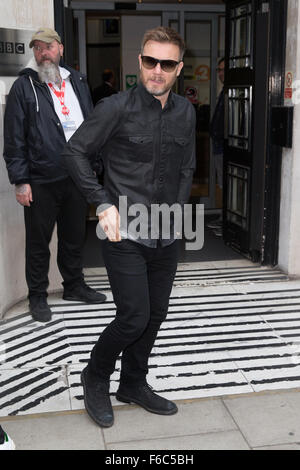 Prendere che nella foto che arrivano alla Radio 2 studio dotate di: Prendere che, Gary Barlow dove: Londra, Regno Unito quando: 16 Ott 2015 Foto Stock