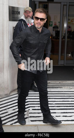 Prendere che nella foto che arrivano alla Radio 2 studio dotate di: Prendere che, Gary Barlow dove: Londra, Regno Unito quando: 16 Ott 2015 Foto Stock