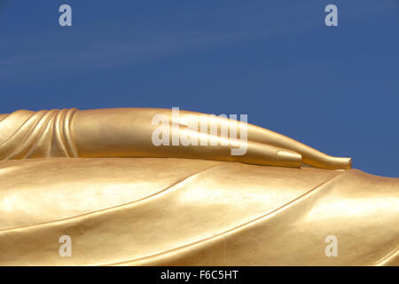 Gigante Buddha reclinato, dettaglio, Wat Phranom Laem Phor o Lampor, Thailandia Foto Stock