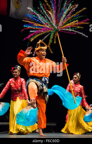 SRIWARISAN da Singapore, effettuando al ventisettesimo Folkart CIOFF Internazionale Folklore Festival, Festival Lent, Maribor, Slovenia Foto Stock