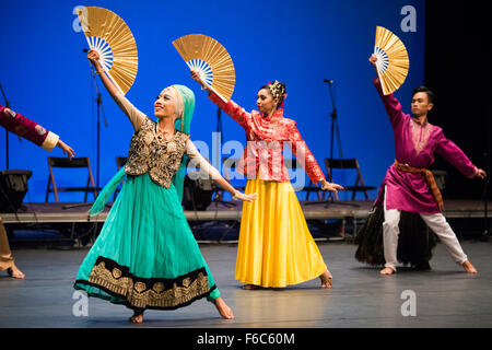 SRIWARISAN da Singapore, effettuando al ventisettesimo Folkart CIOFF Internazionale Folklore Festival, Festival Lent, Maribor, Slovenia Foto Stock