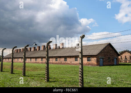 Recinzione e prigioniero caserme in Auschwitz II-Birkenau tedesco Campo di lavoro e sterminio nazista. Brzezinka Oswiecim Polonia Foto Stock