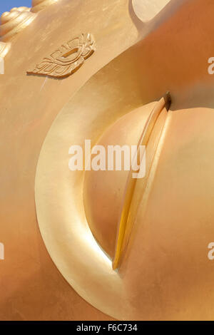 Gigante Buddha reclinato, dettaglio, Wat Phranom Laem Phor o Lampor, Thailandia Foto Stock