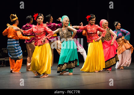 SRIWARISAN da Singapore, effettuando al ventisettesimo Folkart CIOFF Internazionale Folklore Festival, Festival Lent, Maribor, Slovenia Foto Stock