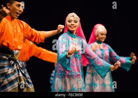 SRIWARISAN da Singapore, effettuando al ventisettesimo Folkart CIOFF Internazionale Folklore Festival, Festival Lent, Maribor, Slovenia Foto Stock