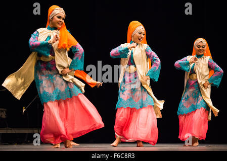 SRIWARISAN da Singapore, effettuando al ventisettesimo Folkart CIOFF Internazionale Folklore Festival, Festival Lent, Maribor, Slovenia Foto Stock