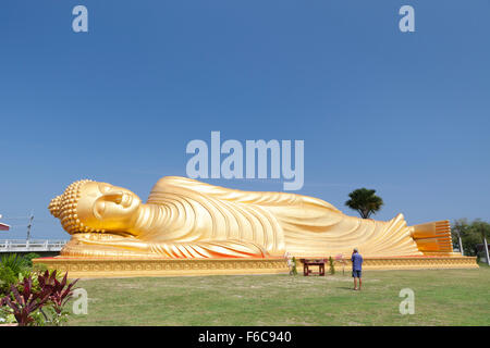 Gigante Buddha reclinato, Wat Phranom Laem Phor o Lampor, Ko Yo, Thailandia Foto Stock