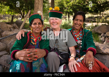 N10317India Himachal Pradesh, Spiti River Valley, Tabo, due donne dal Kinnaur, vestito in costume tradtitional con senior fe Foto Stock