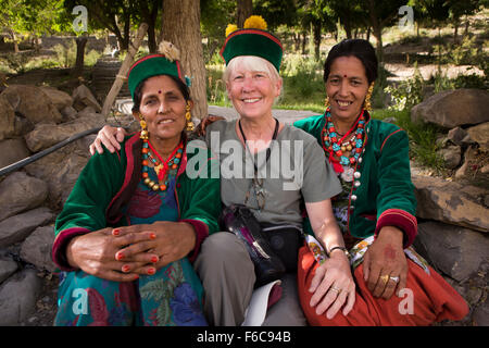 India, Himachal Pradesh, Spiti River Valley, Tabo, due donne dal Kinnaur, vestito in costume tradtitional con senior tourist Foto Stock