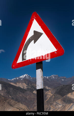 India, Himachal Pradesh, Yangthang, Hindustan-Tibet autostrada, curva brusca sign in alta altitudine strada di montagna Foto Stock