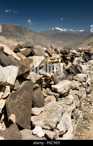 India, Himachal Pradesh, Yangthang, mani muri in pietra incisa con tibetano mantra di script Foto Stock