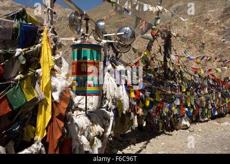 India, Himachal Pradesh, Kinnaur, Dirasang, bandiere di preghiera e vento powreed ruota di preghiera in strada hermitage Foto Stock