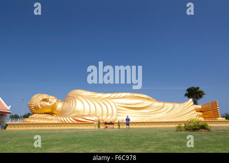 Gigante Buddha reclinato, Wat Phranom Laem Phor o Lampor, Ko Yo, Thailandia Foto Stock