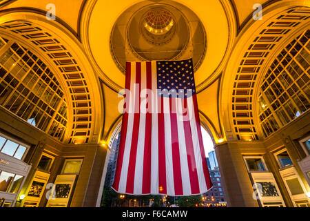 Grande bandiera degli Stati Uniti a Boston Foto Stock