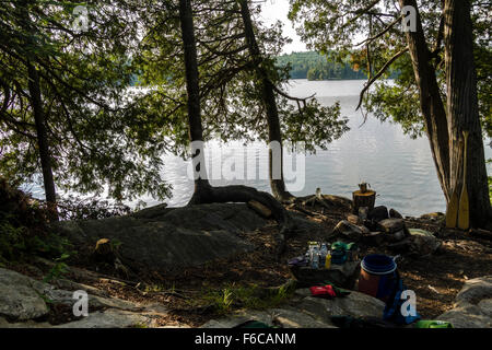 Campeggio durante la gita in canoa in Algonquin, Canada Foto Stock