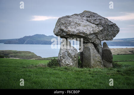 Carreg Sansone, neolitica Dolmen, Abercastle, Pembrokeshire. Foto Stock