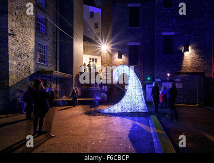 Durham Lumiere 15 novembre 2015 un'installazione chiamati Wave di Stu Langley Foto Stock