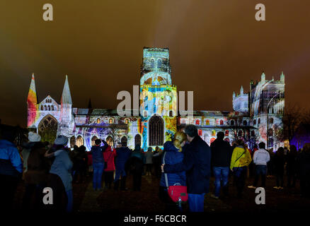 Durham Lumiere 15 Novembre 2015 "La macchina del mondo " un figlio et lumiere sulla facciata della Cattedrale di Durham. Foto Stock