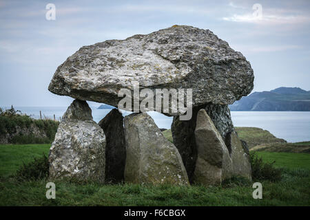 Carreg Sansone, neolitica Dolmen, Abercastle, Pembrokeshire. Foto Stock