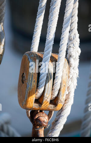 In legno antico blocco a vela con funi close up. Key West Harbour, Florida. Foto Stock