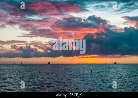 Spettacolare tramonto sul Golfo del Messico acque turchesi visto dal punto più meridionale di Key West, Florida. Foto Stock