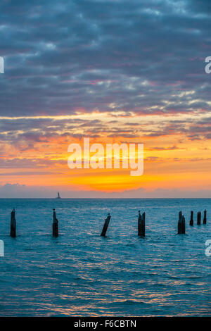 Tramonto sul Golfo del Messico acque turchesi visto dal punto più meridionale di Key West, Florida. Foto Stock