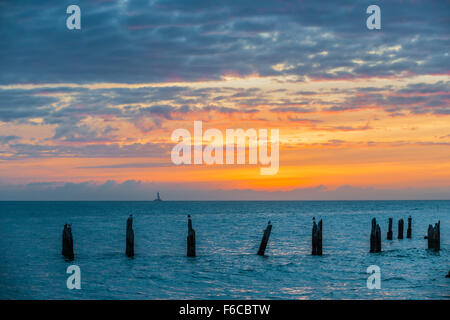 Tramonto sul Golfo del Messico acque turchesi visto dal punto più meridionale di Key West, Florida. Foto Stock