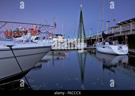 WA12021-00...WASHINGTON - Imbarcazioni al Edmonds Marina decorata per la stagione delle vacanze. Foto Stock